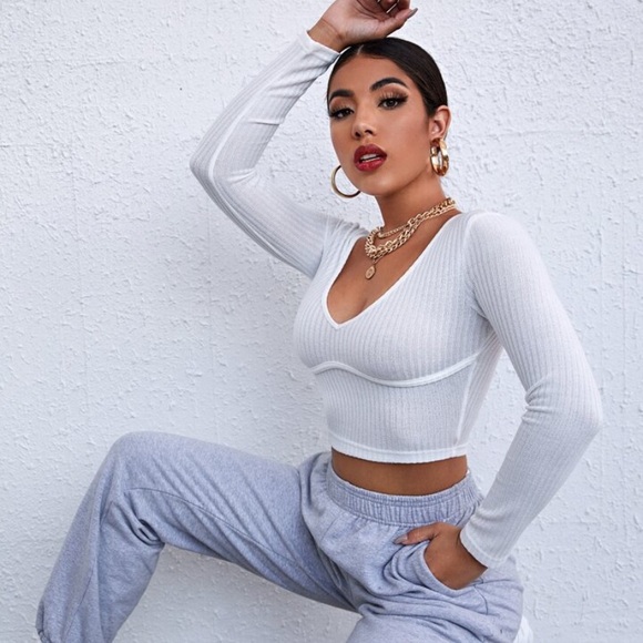 🦋4/$20 SALE - V Neck Solid Fitted Crop Tee - Picture 3 of 4